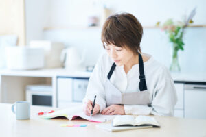 社会人が栄養学を学ぶには？独学・通信ほか、いろいろな学び方ガイド