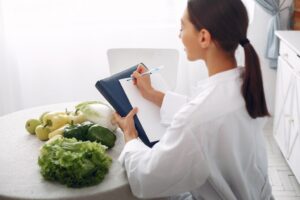 栄養士・管理栄養士の資格は誰でも取れる?独学でできる範囲は?